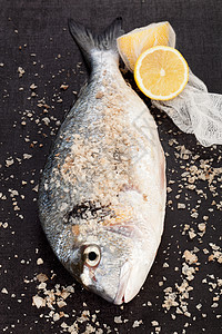 鱼 柠檬和海盐图片