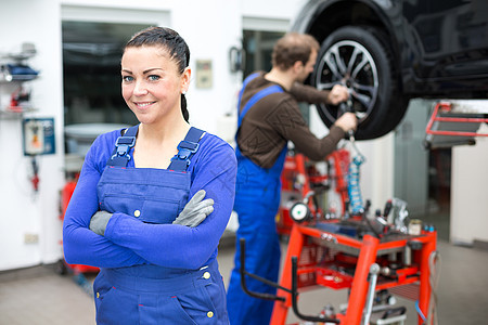 女技工站在车库里工人车辆车轮维修工具女性发动机店铺工程师运输汽车高清图片素材