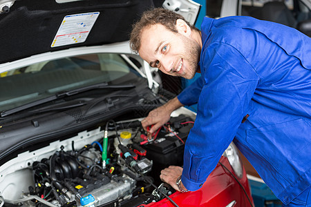 在车间或车库修理汽车的机械设备车轮成人工人运输修理工车辆技术作坊工程工作图片