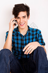 年轻人在家电话里聊天的男性青年喜悦拉丁细胞成人幸福男人白色微笑图片