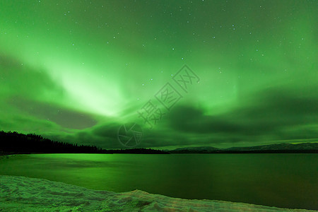 北极光在冰冻的拉贝格湖上夜空升起图片