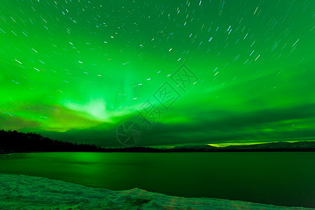 星空在Laberge湖上空图片