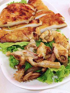 烤鱿鱼放在盘子上海鲜食物乌贼烹饪午餐图片