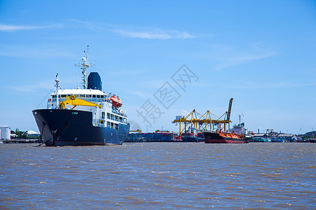 大型货船出口运输金属载体商业海洋起重机港口天空码头图片