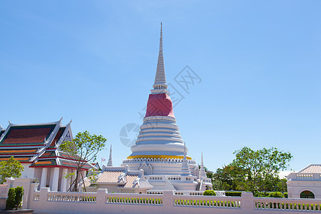 巨大的白色塔天空崇拜佛教徒寺庙建筑艺术旅游宝塔游客信仰图片