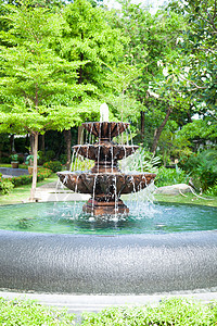 园圃中的泉源流动公园液体花园喷泉溪流装饰飞溅运动风格图片