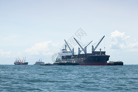 大型货船工业码头加载商业天空进口国际贸易货物港口图片