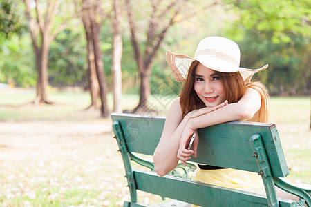 坐在公园长椅上的亚洲妇女图片
