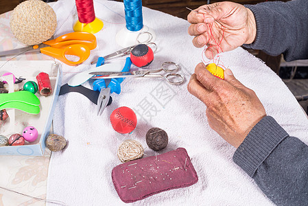 制作皮革球手工业工具缝纫乡村餐具手工传统缝合工艺文化图片