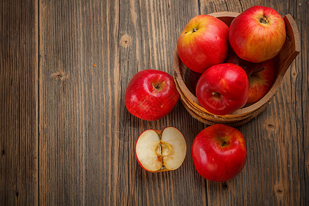 红苹果营养饮食食物木头水果圆形桌子柳条红色季节性图片