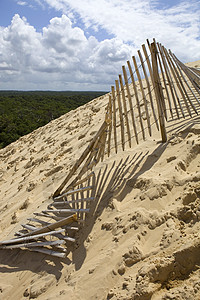 栅栏沙漠旅游旅行爬坡脚印天空游客海滩闲暇地标图片