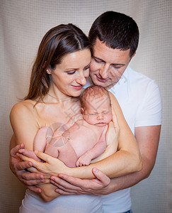 新生儿男婴家庭图片