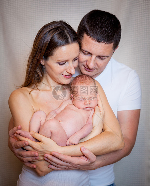 新生儿男婴家庭图片