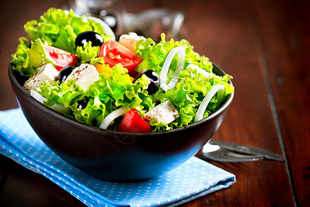 希腊配有Feta奶酪 番茄和橄榄的沙拉碗木头食物叶子美食山羊洋葱桌子盘子蔬菜饮食图片