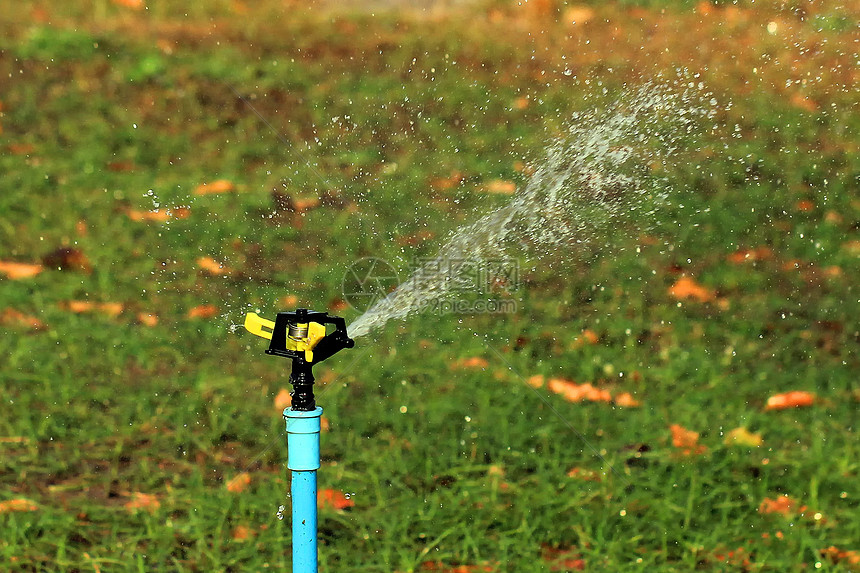 花园灌溉系统或浇水喷洒器工具草地农业场地液体技术绿色淋浴园艺院子图片