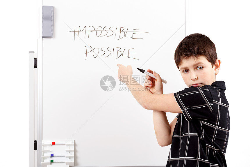 在白板上写作的年轻男学生黑色推介会孩子课堂草图屏幕白色成功商业教育图片