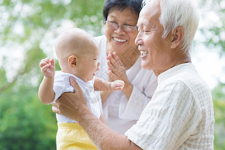 与孙子玩耍的亚洲祖父母图片