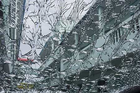 车祸后前窗破碎危险碰撞汽车窗户挡风玻璃安全运输维修车辆玻璃图片
