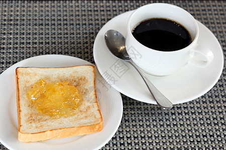 面包和咖啡上的菠萝果酱杯子羊角菠萝食物油炸餐厅盘子果汁午餐橙子图片