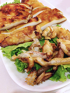 烤鱿鱼放在盘子上乌贼食物烹饪海鲜午餐图片