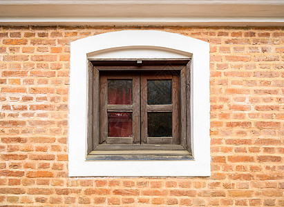 小木小窗和砖墙背景图片