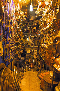 摩洛哥有铜锅和货品的商店图片
