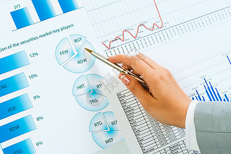 在财务图表上用女性手笔指着合作公司研讨会文档数据审查职业经济议程营销图片