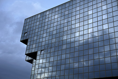 玻璃多云反射蓝色办公室城市摩天大楼前提反光商业财产图片