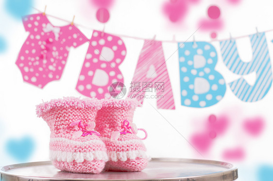 带有字词婴儿和粉红色靴子的可爱婴儿元素别针问候语生日婴儿靴卡片框架童年绘画白色女孩图片