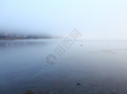米丝湖池塘反射灰色镜子农村水彩图片