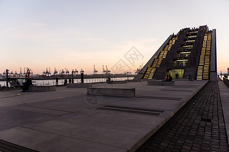 Dockland 日落港口船舶阳光天空运输港区建筑太阳码头场景图片