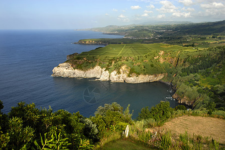 亚速尔群岛风景明信片房子假期悬崖农场岩石海岸线绿色高清图片