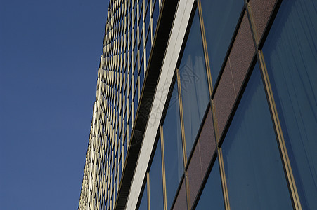 现代蓝色景观商业办公室城市多云地标摩天大楼前提反光图片