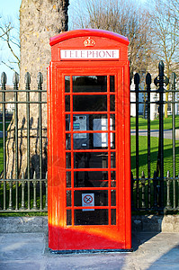 伦敦的红电话标志背景图片