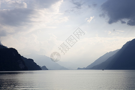 高山云雾布拉尼兹湖海岸线太阳建筑物边缘风景天空全景自由房屋旅行背景