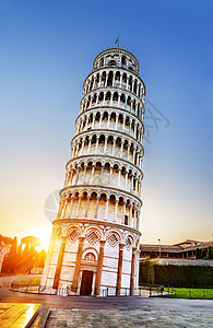 意大利比萨倾斜塔红色地标太阳纪念碑倾斜日出旅行蓝色游客建筑图片