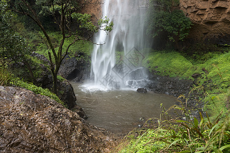 萨比附近的瀑布落下森林树木岩石溪流编队红色荒野吸引力旅游地质学图片
