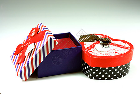 礼品盒丝带卡片白色盒子展示问候语情人礼物红色背景图片