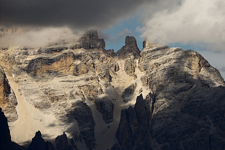 多洛米特悬崖旅行石灰石荒野地块冒险岩石登山地理戏剧性图片