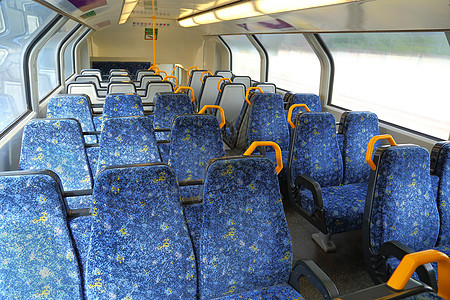 内部列车铁路旅行工业通勤者车皮座位白色椅子窗户后勤图片
