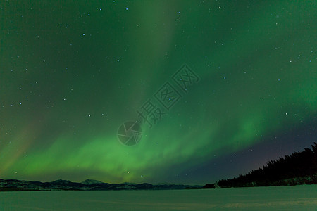 北光夜空中寒冷的Laberge湖图片