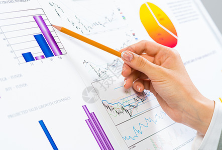 在财务图表中用铅笔指着女性手合作手指职业议程营销审查男性就业文档经济学图片
