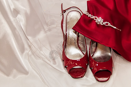 新娘的鞋子 婚纱和礼服背景图片