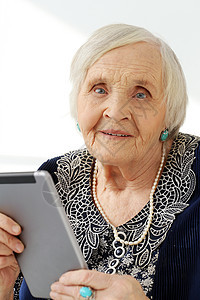 长相快乐的老年妇女房子母亲成人皮肤微笑女性项链祖母皱纹女士图片