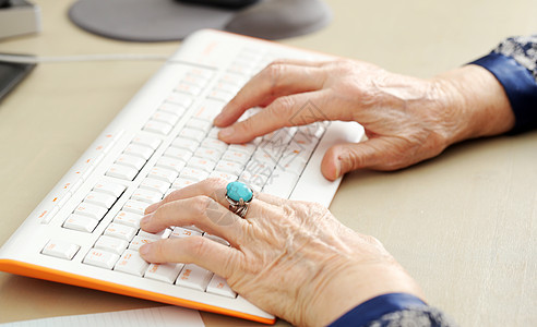 上表的老年妇女奶奶纽扣成人桌子女士手指铅笔技术皮肤房子图片