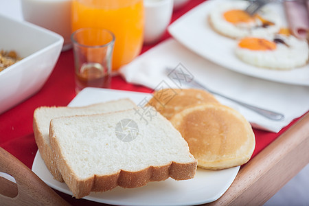 早餐套餐橙汁面包食物托盘白色午餐盘子黄色饼子图片