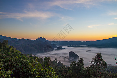 普朗卡太阳农村场景天空冒险晴天爬坡薄雾热带荒野图片