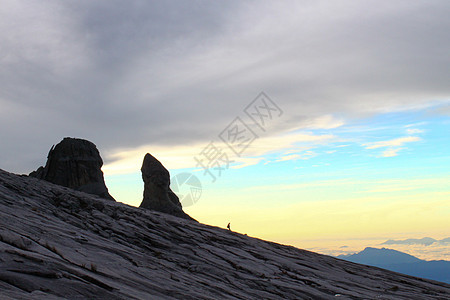科塔克里雅巴卢国家公园的山峰攀登旅行风景天空远足游客丛林高度爬坡遗产石头图片