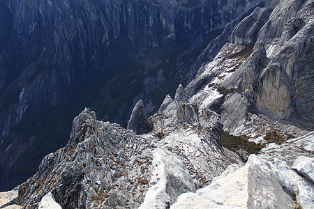 科塔克里雅巴卢国家公园的山峰攀登蓝色远足天堂石头游客爬坡遗产踪迹旅行岩石图片