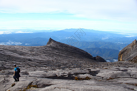 科塔克里雅巴卢国家公园的山峰攀登蓝色天空石头岩石首脑风景丛林大本营游客高度图片